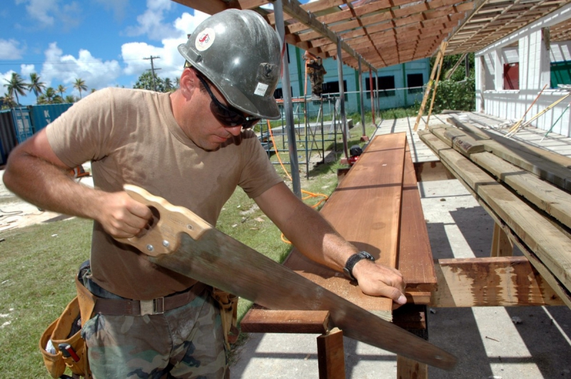 charpentier-PIERREFEU DU VAR-min_worker_construction_building_carpenter_male_job_build_helmet-893290